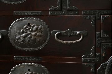 和製ビンテージ　木地呂塗り　漆塗り　凝った金具が上質な和の雰囲気を引き立てる仙台小箪笥(仙台箪笥、整理箪笥、収納たんす、引き出し、サイドチェスト、ヴィンテージ)(R-083924)