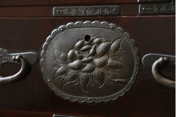 和製ビンテージ　木地呂塗り　漆塗り　凝った金具が上質な和の雰囲気を引き立てる仙台小箪笥(仙台箪笥、整理箪笥、収納たんす、引き出し、サイドチェスト、ヴィンテージ)(R-083924)