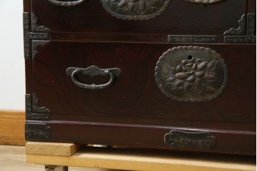 和製ビンテージ　木地呂塗り　漆塗り　凝った金具が上質な和の雰囲気を引き立てる仙台小箪笥(仙台箪笥、整理箪笥、収納たんす、引き出し、サイドチェスト、ヴィンテージ)(R-083924)