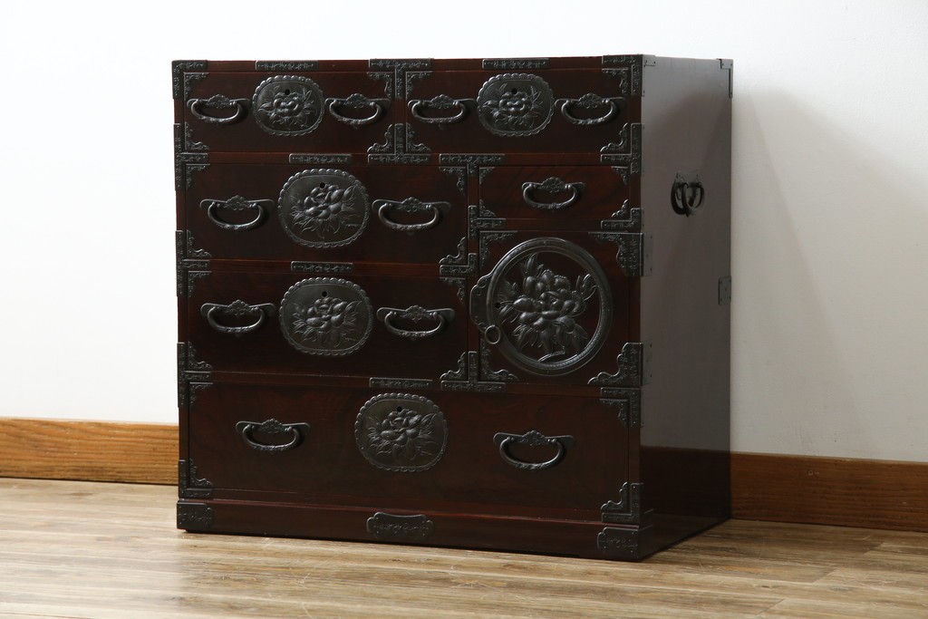 和製ビンテージ　木地呂塗り　漆塗り　凝った金具が上質な和の雰囲気を引き立てる仙台小箪笥　(R-083924)