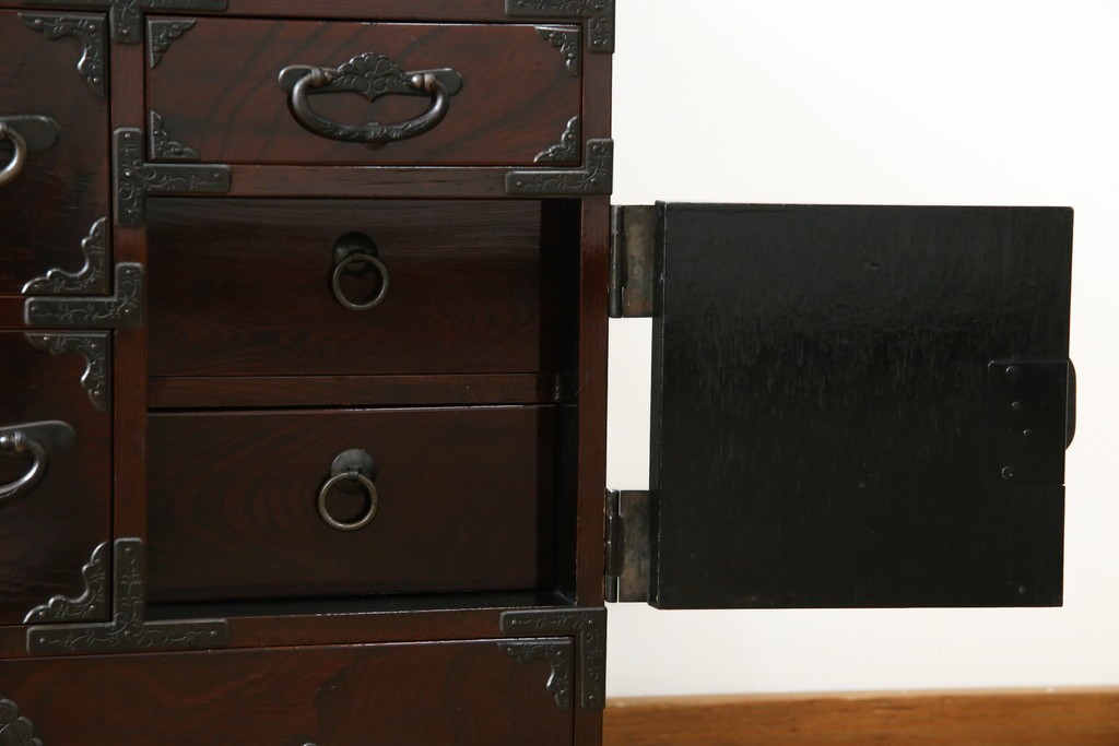 和製ビンテージ　木地呂塗り　漆塗り　凝った金具が上質な和の雰囲気を引き立てる仙台小箪笥　(R-083924)