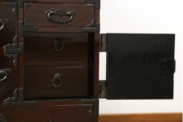 和製ビンテージ　木地呂塗り　漆塗り　凝った金具が上質な和の雰囲気を引き立てる仙台小箪笥　(R-083924)