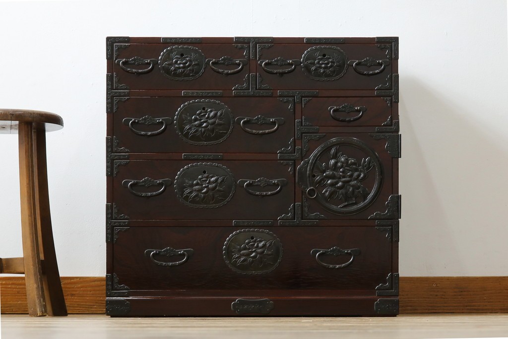 和製ビンテージ　木地呂塗り　漆塗り　凝った金具が上質な和の雰囲気を引き立てる仙台小箪笥　(R-083924)