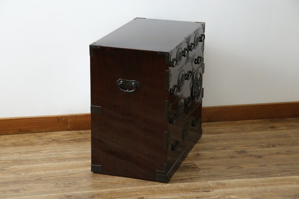 和製ビンテージ　木地呂塗り　漆塗り　凝った金具が上質な和の雰囲気を引き立てる仙台小箪笥　(R-083924)