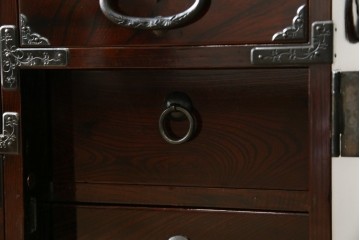 和製ビンテージ　木地呂塗り　漆塗り　凝った金具が上質な和の雰囲気を引き立てる仙台小箪笥　(R-083924)