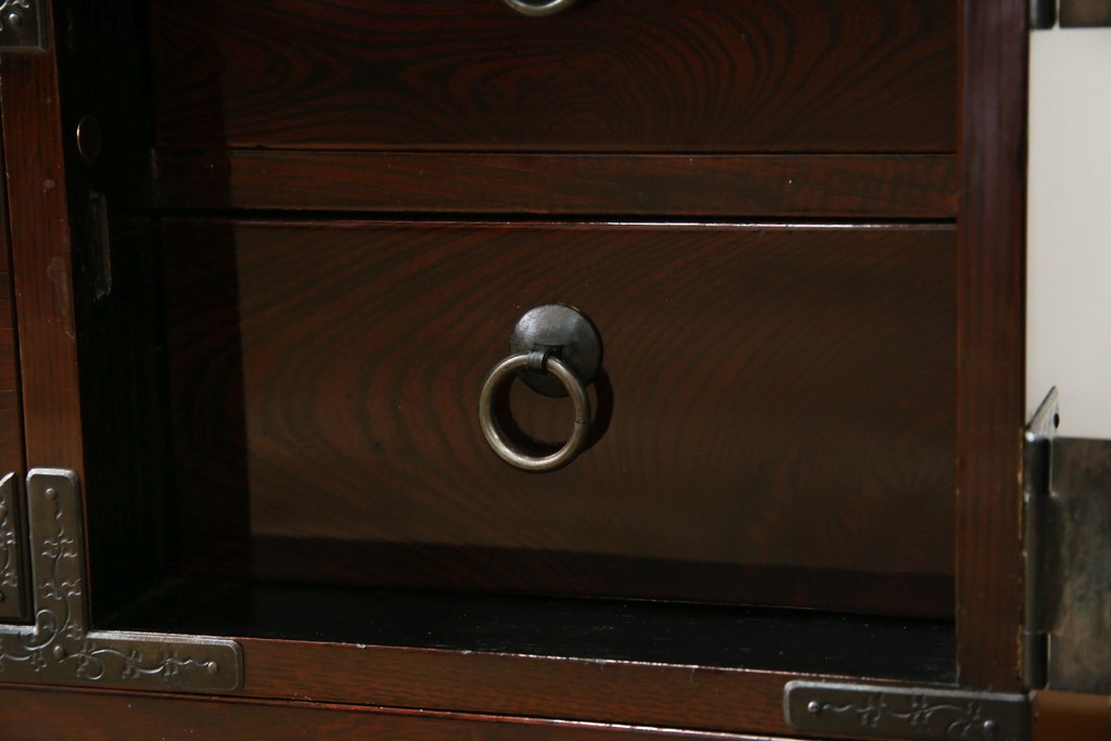 和製ビンテージ　木地呂塗り　漆塗り　凝った金具が上質な和の雰囲気を引き立てる仙台小箪笥　(R-083924)