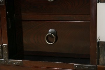 和製ビンテージ　木地呂塗り　漆塗り　凝った金具が上質な和の雰囲気を引き立てる仙台小箪笥　(R-083924)