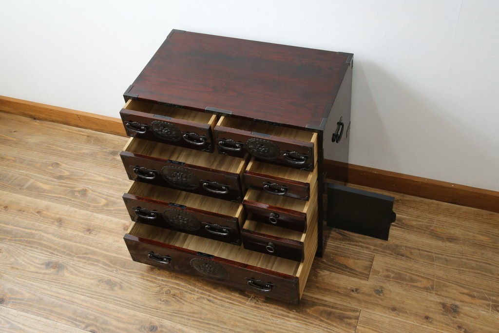 和製ビンテージ　木地呂塗り　漆塗り　凝った金具が上質な和の雰囲気を引き立てる仙台小箪笥　(R-083924)