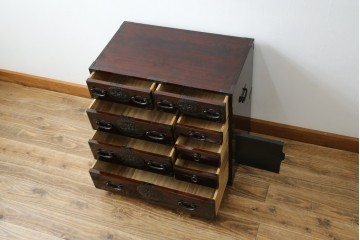 和製ビンテージ　木地呂塗り　漆塗り　凝った金具が上質な和の雰囲気を引き立てる仙台小箪笥　(R-083924)