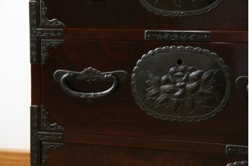 和製ビンテージ　木地呂塗り　漆塗り　凝った金具が上質な和の雰囲気を引き立てる仙台小箪笥　(R-083924)