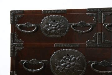 和製ビンテージ　木地呂塗り　漆塗り　凝った金具が上質な和の雰囲気を引き立てる仙台小箪笥　(R-083924)