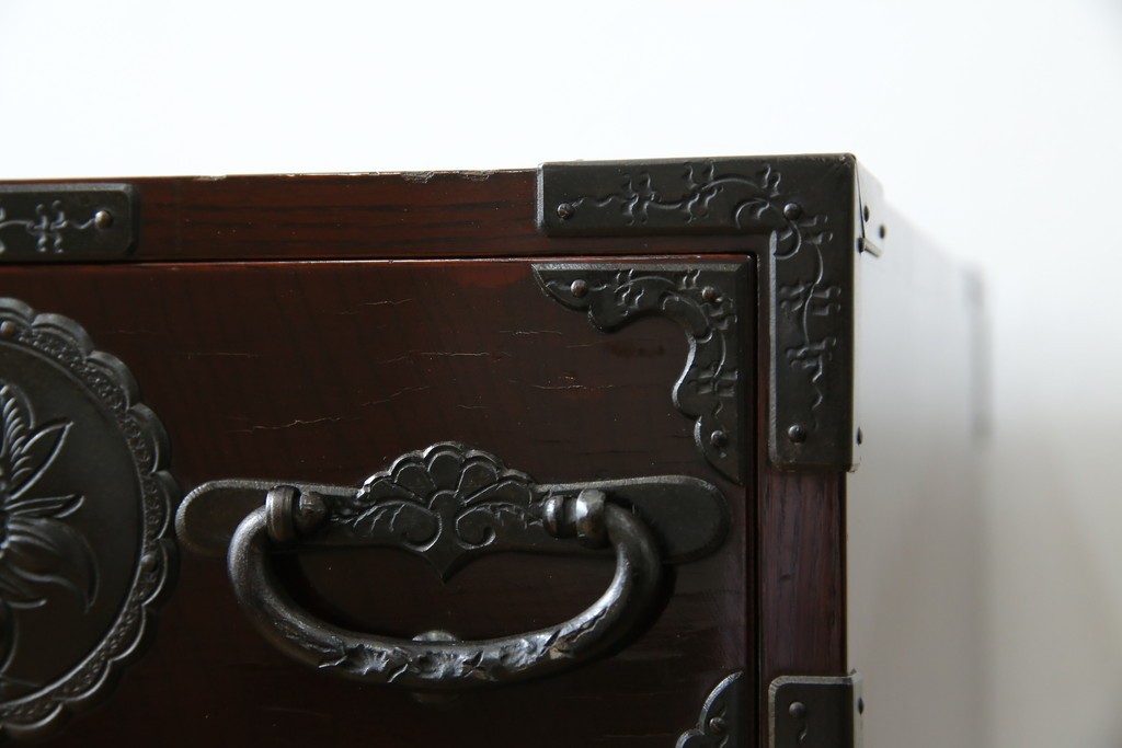 和製ビンテージ　木地呂塗り　漆塗り　凝った金具が上質な和の雰囲気を引き立てる仙台小箪笥　(R-083924)