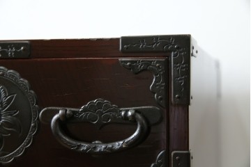 和製ビンテージ　木地呂塗り　漆塗り　凝った金具が上質な和の雰囲気を引き立てる仙台小箪笥　(R-083924)