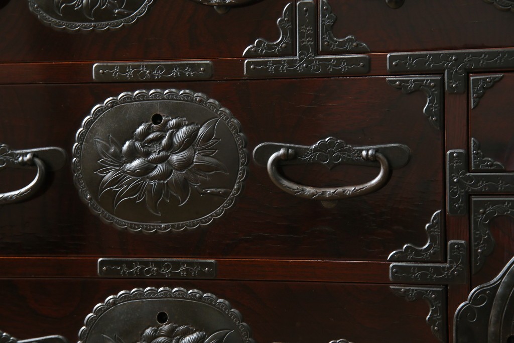 和製ビンテージ　木地呂塗り　漆塗り　凝った金具が上質な和の雰囲気を引き立てる仙台小箪笥　(R-083924)