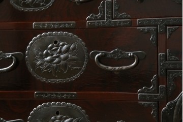 和製ビンテージ　木地呂塗り　漆塗り　凝った金具が上質な和の雰囲気を引き立てる仙台小箪笥　(R-083924)