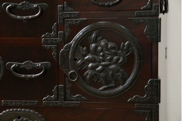和製ビンテージ　木地呂塗り　漆塗り　凝った金具が上質な和の雰囲気を引き立てる仙台小箪笥　(R-083924)