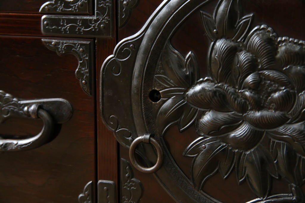 和製ビンテージ　木地呂塗り　漆塗り　凝った金具が上質な和の雰囲気を引き立てる仙台小箪笥　(R-083924)