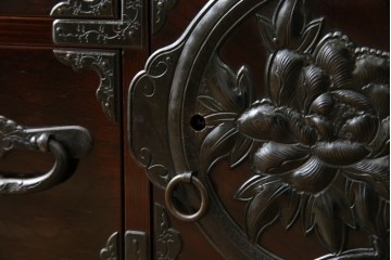 和製ビンテージ　木地呂塗り　漆塗り　凝った金具が上質な和の雰囲気を引き立てる仙台小箪笥　(R-083924)