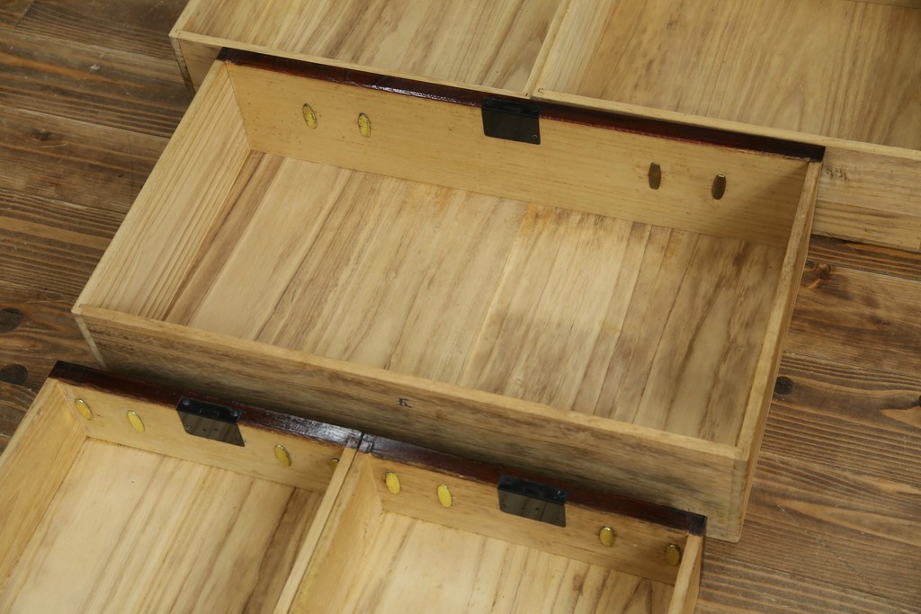 和製ビンテージ　木地呂塗り　漆塗り　凝った金具が上質な和の雰囲気を引き立てる仙台小箪笥　(R-083924)