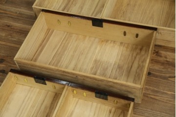 和製ビンテージ　木地呂塗り　漆塗り　凝った金具が上質な和の雰囲気を引き立てる仙台小箪笥　(R-083924)