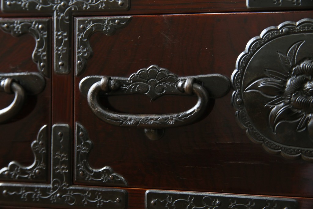 和製ビンテージ　木地呂塗り　漆塗り　凝った金具が上質な和の雰囲気を引き立てる仙台小箪笥　(R-083924)