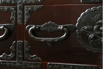 和製ビンテージ　木地呂塗り　漆塗り　凝った金具が上質な和の雰囲気を引き立てる仙台小箪笥　(R-083924)