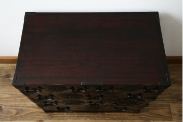 和製ビンテージ　木地呂塗り　漆塗り　凝った金具が上質な和の雰囲気を引き立てる仙台小箪笥　(R-083924)