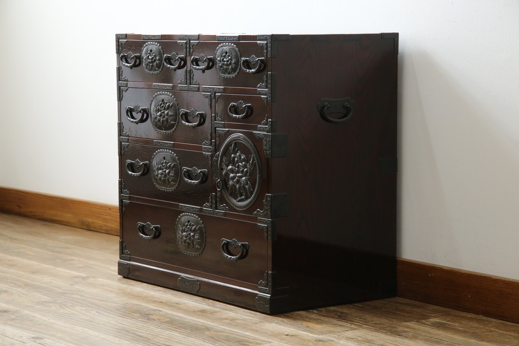 和製ビンテージ　木地呂塗り　漆塗り　凝った金具が上質な和の雰囲気を引き立てる仙台小箪笥　(R-083924)