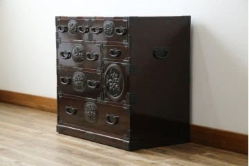 和製ビンテージ　木地呂塗り　漆塗り　凝った金具が上質な和の雰囲気を引き立てる仙台小箪笥　(R-083924)