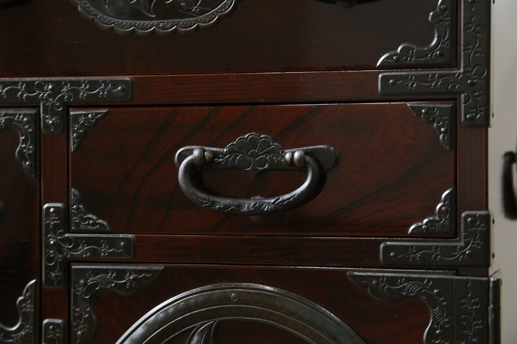 和製ビンテージ　木地呂塗り　漆塗り　凝った金具が上質な和の雰囲気を引き立てる仙台小箪笥　(R-083924)