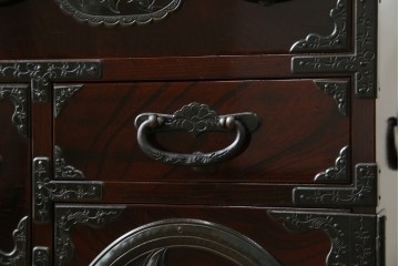 和製ビンテージ　木地呂塗り　漆塗り　凝った金具が上質な和の雰囲気を引き立てる仙台小箪笥　(R-083924)