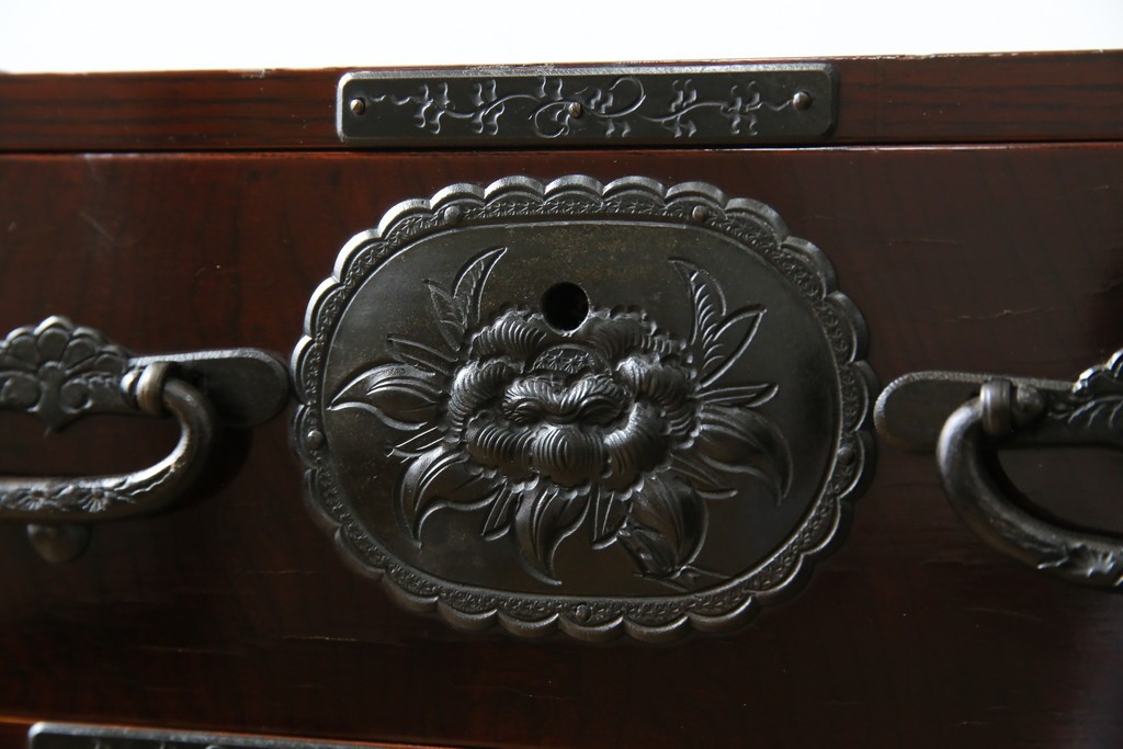 和製ビンテージ　木地呂塗り　漆塗り　凝った金具が上質な和の雰囲気を引き立てる仙台小箪笥　(R-083924)