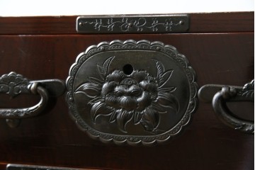 和製ビンテージ　木地呂塗り　漆塗り　凝った金具が上質な和の雰囲気を引き立てる仙台小箪笥　(R-083924)