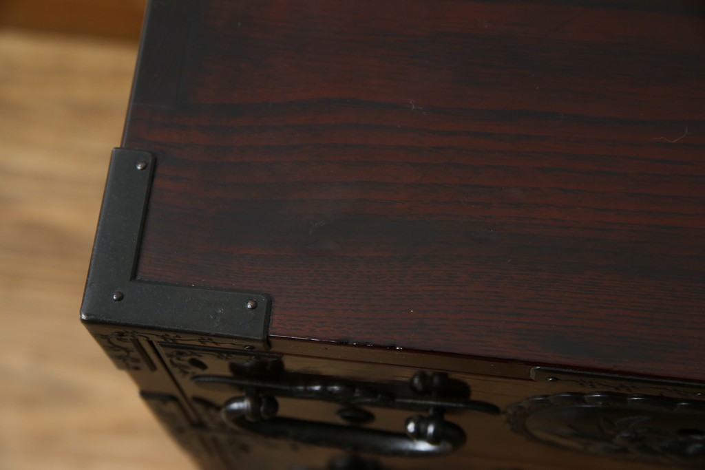 和製ビンテージ　木地呂塗り　漆塗り　凝った金具が上質な和の雰囲気を引き立てる仙台小箪笥　(R-083924)