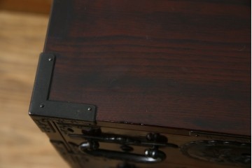 和製ビンテージ　木地呂塗り　漆塗り　凝った金具が上質な和の雰囲気を引き立てる仙台小箪笥　(R-083924)