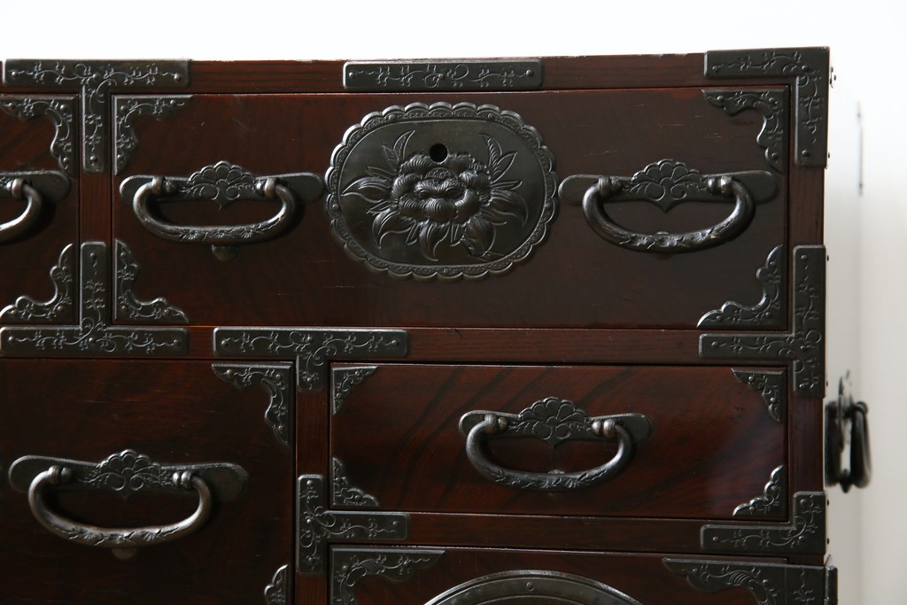 和製ビンテージ　木地呂塗り　漆塗り　凝った金具が上質な和の雰囲気を引き立てる仙台小箪笥　(R-083924)