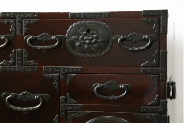 和製ビンテージ　木地呂塗り　漆塗り　凝った金具が上質な和の雰囲気を引き立てる仙台小箪笥　(R-083924)