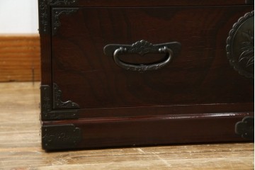 和製ビンテージ　木地呂塗り　漆塗り　凝った金具が上質な和の雰囲気を引き立てる仙台小箪笥　(R-083924)