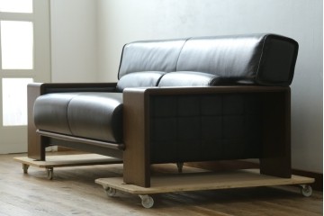 新古　未使用展示品　CONDE HOUSE(カンディハウス)　BOLS(ボルス)　本革(レザー)　個性が光るモダンデザインの2人掛けソファ　定価約76万円　(R-083926)