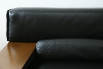 新古　未使用展示品　CONDE HOUSE(カンディハウス)　BOLS(ボルス)　本革(レザー)　個性が光るモダンデザインの2人掛けソファ　定価約76万円　(R-083926)