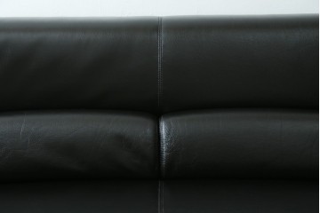 新古　未使用展示品　CONDE HOUSE(カンディハウス)　BOLS(ボルス)　本革(レザー)　個性が光るモダンデザインの2人掛けソファ　定価約76万円　(R-083926)
