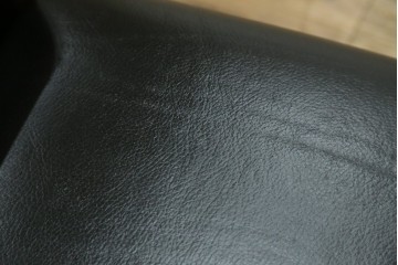 新古　未使用展示品　CONDE HOUSE(カンディハウス)　BOLS(ボルス)　本革(レザー)　個性が光るモダンデザインの2人掛けソファ　定価約76万円　(R-083926)