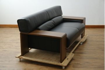 中古　美品　展示品　CONDE HOUSE(カンディハウス)　BOLS(ボルス)　本革(レザー)　個性が光るモダンデザインの2人掛けソファ(アームソファ、2P)(定価約76万円)(R-083926)
