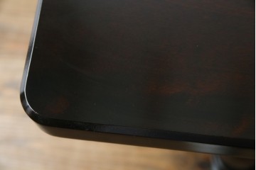 中古　北海道民芸家具　深みのある色合いとクラシカルな雰囲気が魅力的なダイニングテーブル(R-083927)