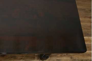 中古　北海道民芸家具　深みのある色合いとクラシカルな雰囲気が魅力的なダイニングテーブル(R-083927)