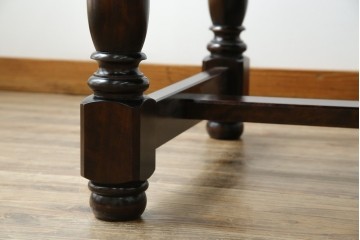 中古　北海道民芸家具　深みのある色合いとクラシカルな雰囲気が魅力的なダイニングテーブル(R-083927)