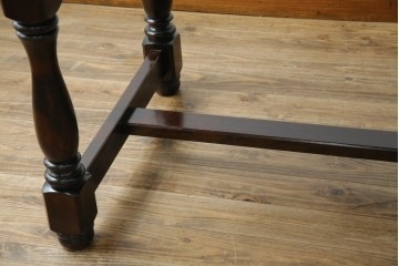 中古　北海道民芸家具　深みのある色合いとクラシカルな雰囲気が魅力的なダイニングテーブル(R-083927)