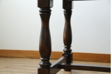 中古　北海道民芸家具　深みのある色合いとクラシカルな雰囲気が魅力的なダイニングテーブル(R-083927)