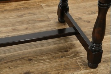 中古　北海道民芸家具　深みのある色合いとクラシカルな雰囲気が魅力的なダイニングテーブル(R-083927)