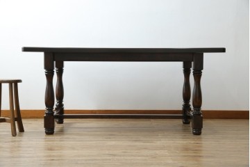 中古　北海道民芸家具　深みのある色合いとクラシカルな雰囲気が魅力的なダイニングテーブル(R-083927)